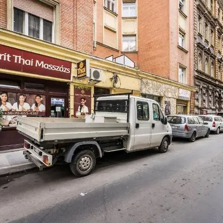 Dessy Downtown * Budapest